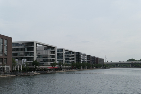 Neue Bürohäuser am Duisburger Innenhafen